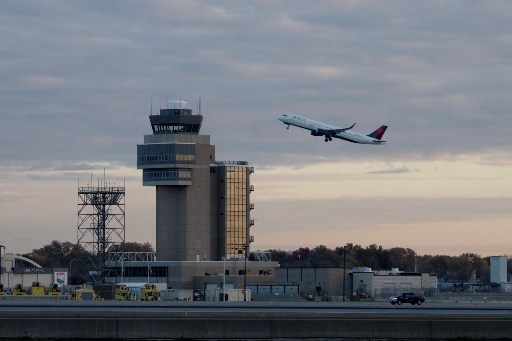Air traffic control issues disrupt hundreds of flights in the U.S.