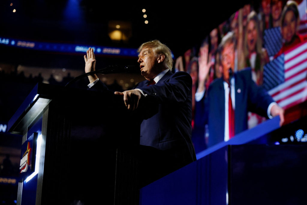 Trump leads RNC attendees in voter pledge at midterm convention