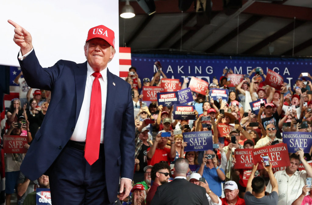Trump begins midterm campaign in states with strong Republican support