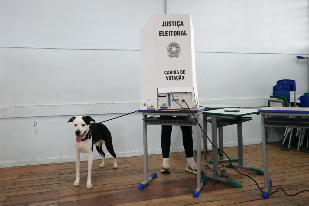 Brazilians vote for president with Lula and Flávio Bolsonaro seeking first round win