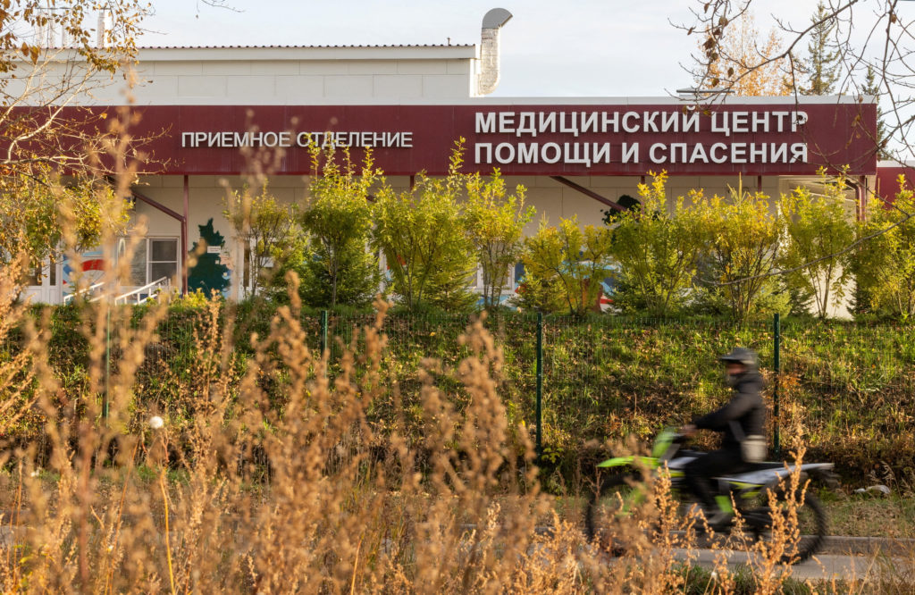 Monitoring potential pneumonic plague case in Russia after lab worker's death