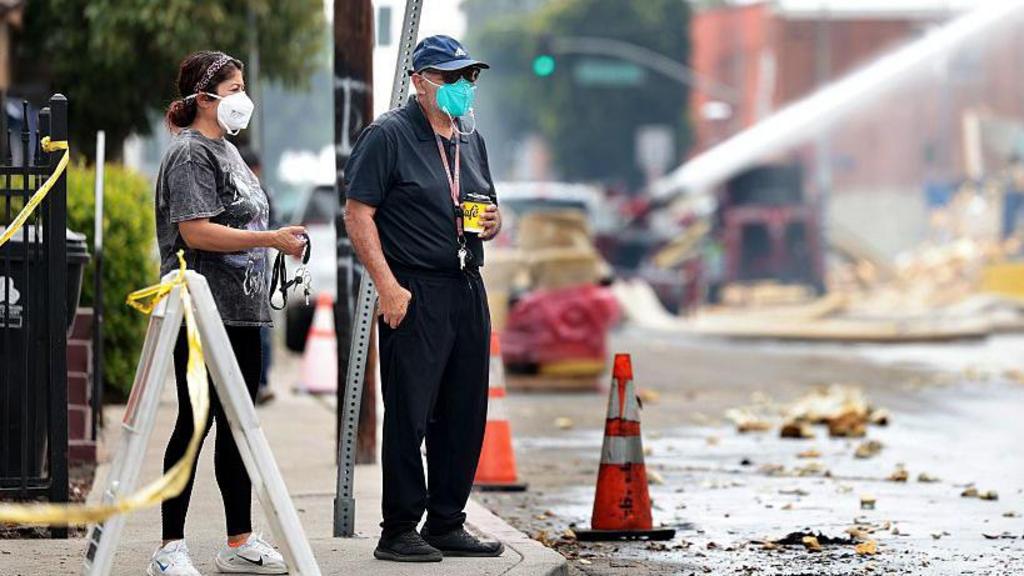 Fire at food warehouse leads to unpleasant odor in Los Angeles neighborhood