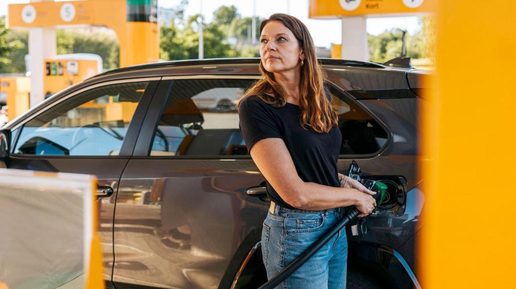 UK petrol prices reach 160p per litre as oil prices remain high