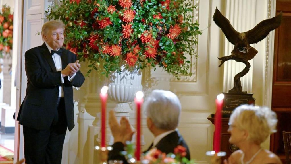 Trump presents Xi with a bald eagle statue at the state dinner