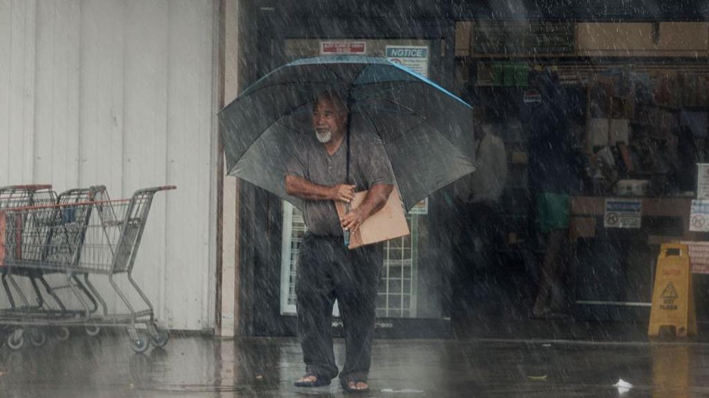 Hurricane Lala affects Hawaii with strong winds and heavy rain