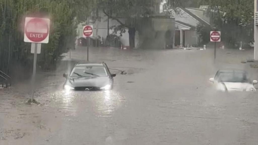 Flash flooding affects half-marathon and causes vehicle submersion