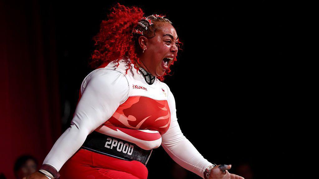 Emily Campbell defends Commonwealth weightlifting title in Glasgow