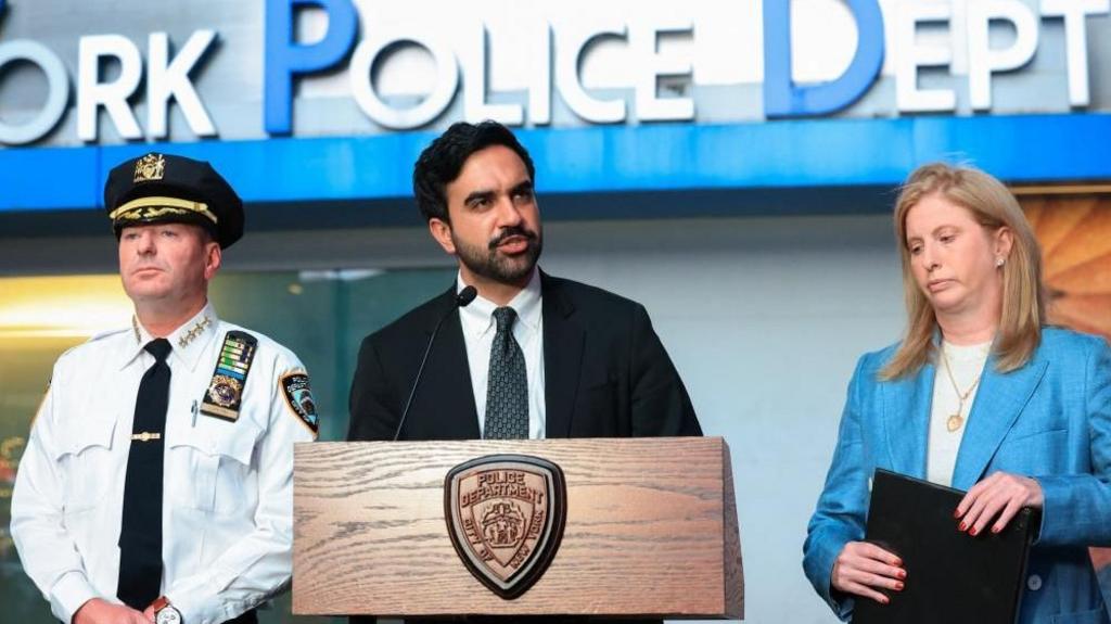 Woman fatally stabbed in Times Square, suspect shot by police