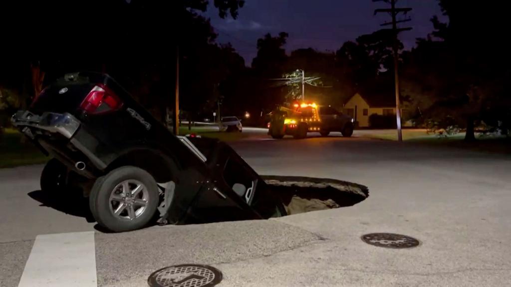 Texas sinkhole affects pickup truck recovery