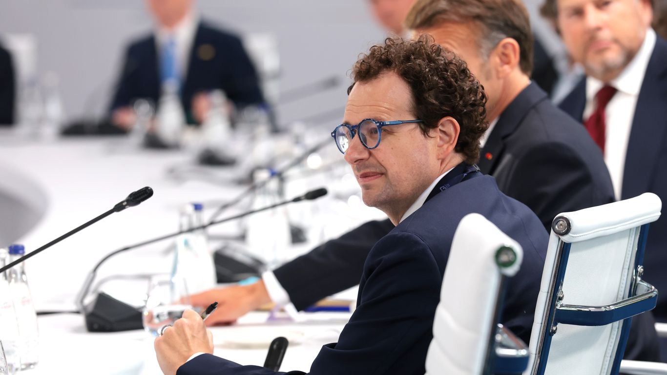 Dario Amodei clarifies stance on open-weight AI model ban