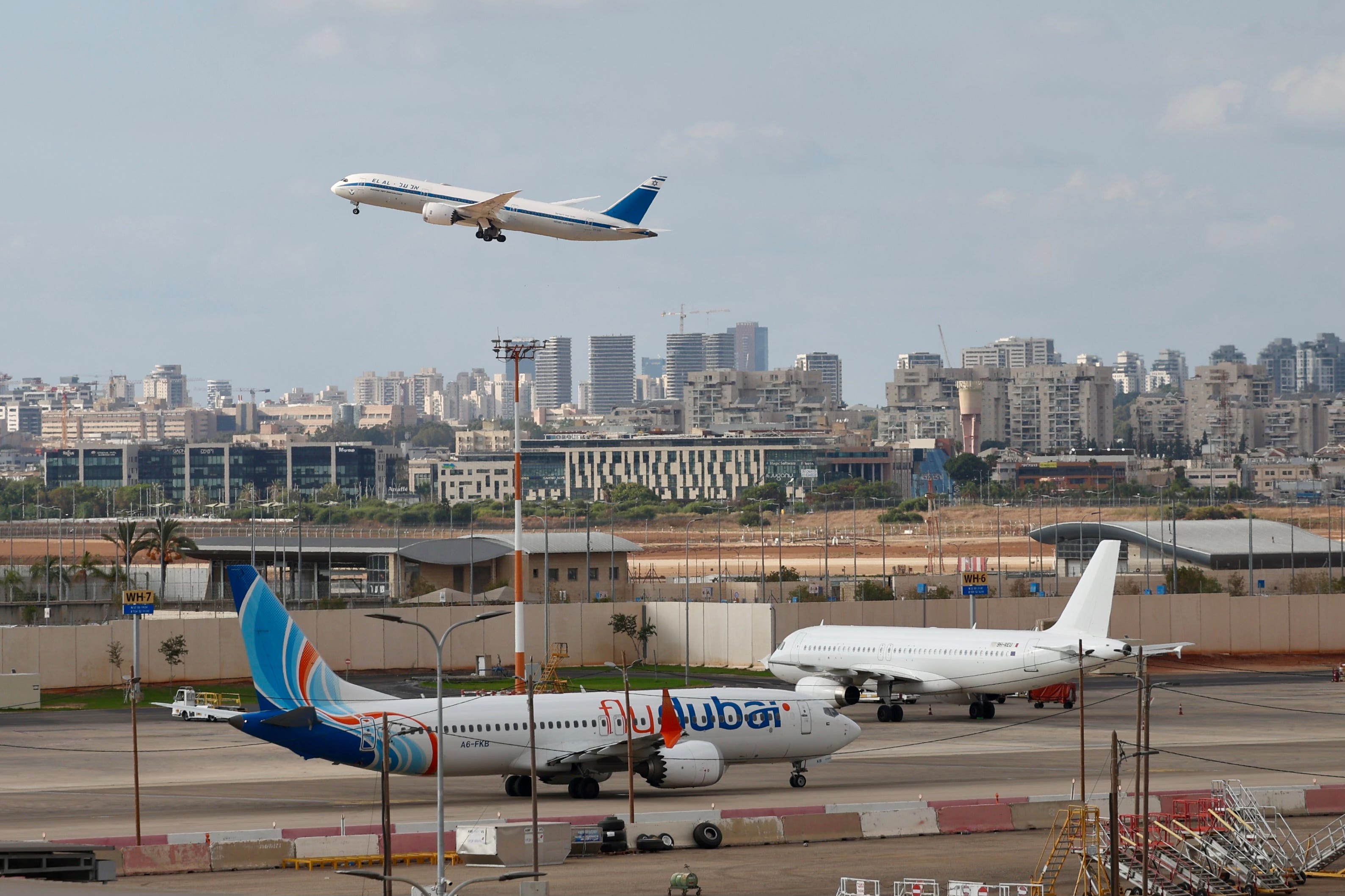 Pilot altercation leads to emergency situation on Tel Aviv flight; Canadian goods ban; Trump deportations to resume