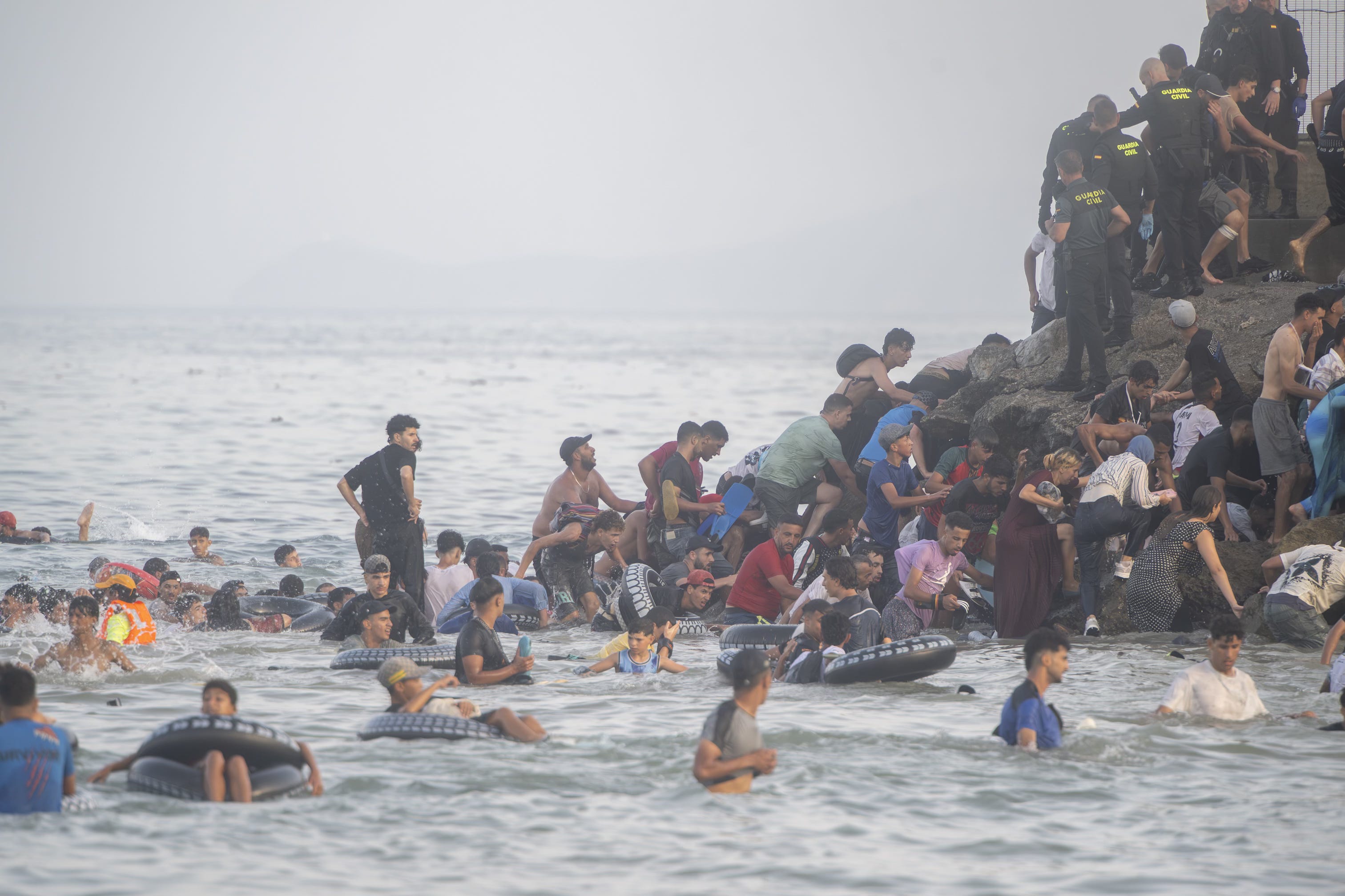 Gaza negotiations depend on Israel's conditions; explosions heard in Lebanon; migrants enter Spain