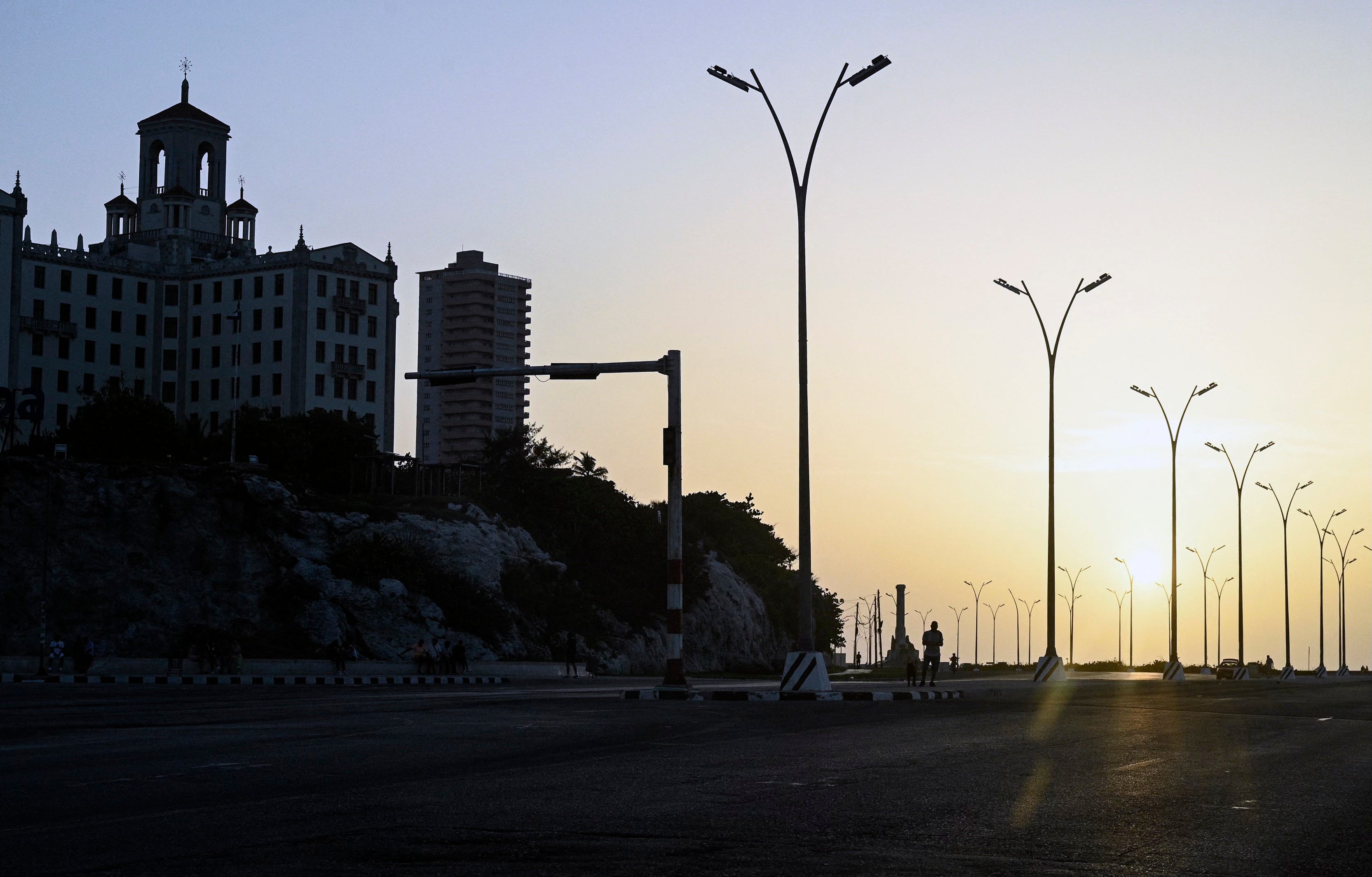 U.S. reinstates Iran sanctions; Democrats oppose defense legislation; Cuba experiences power outage